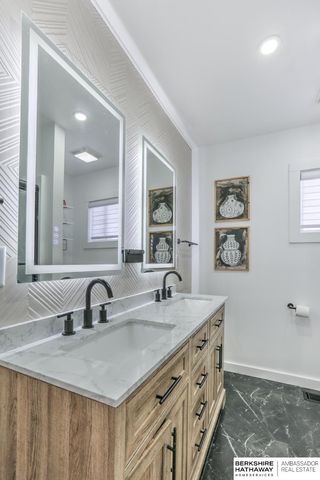 10611 Nicholas Street, Omaha, NE 68114