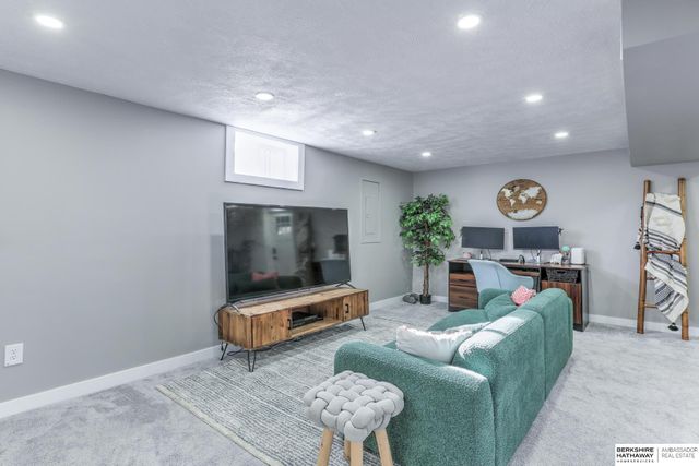 10611 Nicholas Street, Omaha, NE 68114