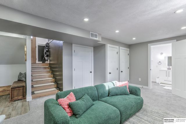 10611 Nicholas Street, Omaha, NE 68114