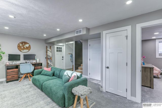 10611 Nicholas Street, Omaha, NE 68114