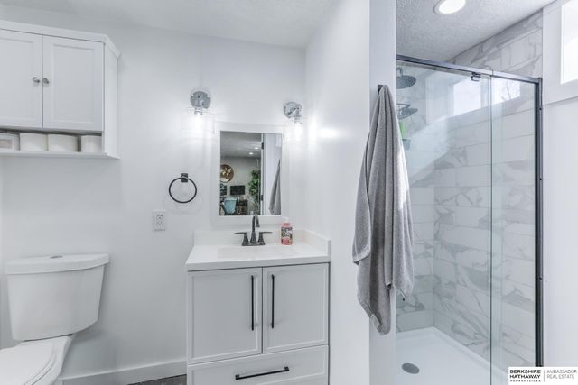 10611 Nicholas Street, Omaha, NE 68114