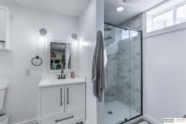 10611 Nicholas Street, Omaha, NE 68114