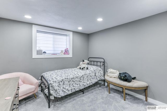 10611 Nicholas Street, Omaha, NE 68114