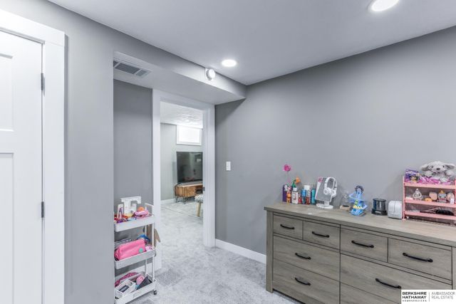 10611 Nicholas Street, Omaha, NE 68114