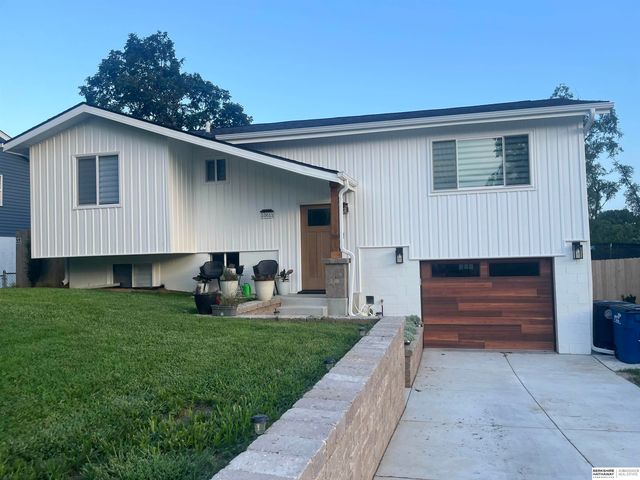 10611 Nicholas Street, Omaha, NE 68114