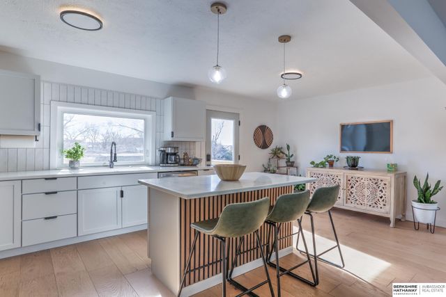 10611 Nicholas Street, Omaha, NE 68114