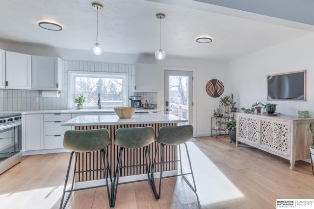 10611 Nicholas Street, Omaha, NE 68114