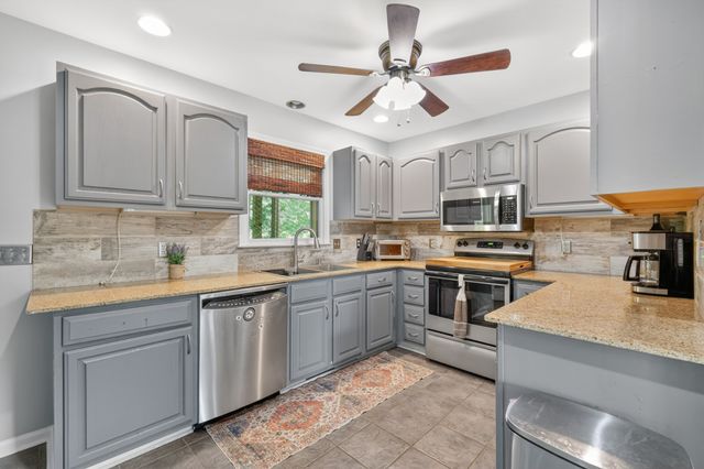 722 Lone Oak Dr, Pegram, TN 37143