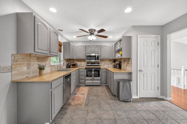 722 Lone Oak Dr, Pegram, TN 37143
