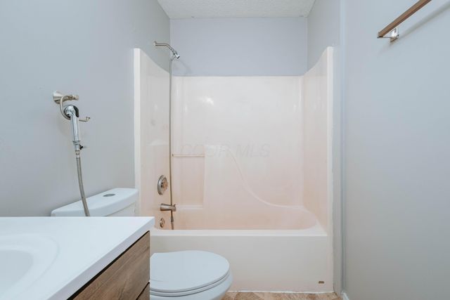 26 E Woodfield, Etna, OH 43062