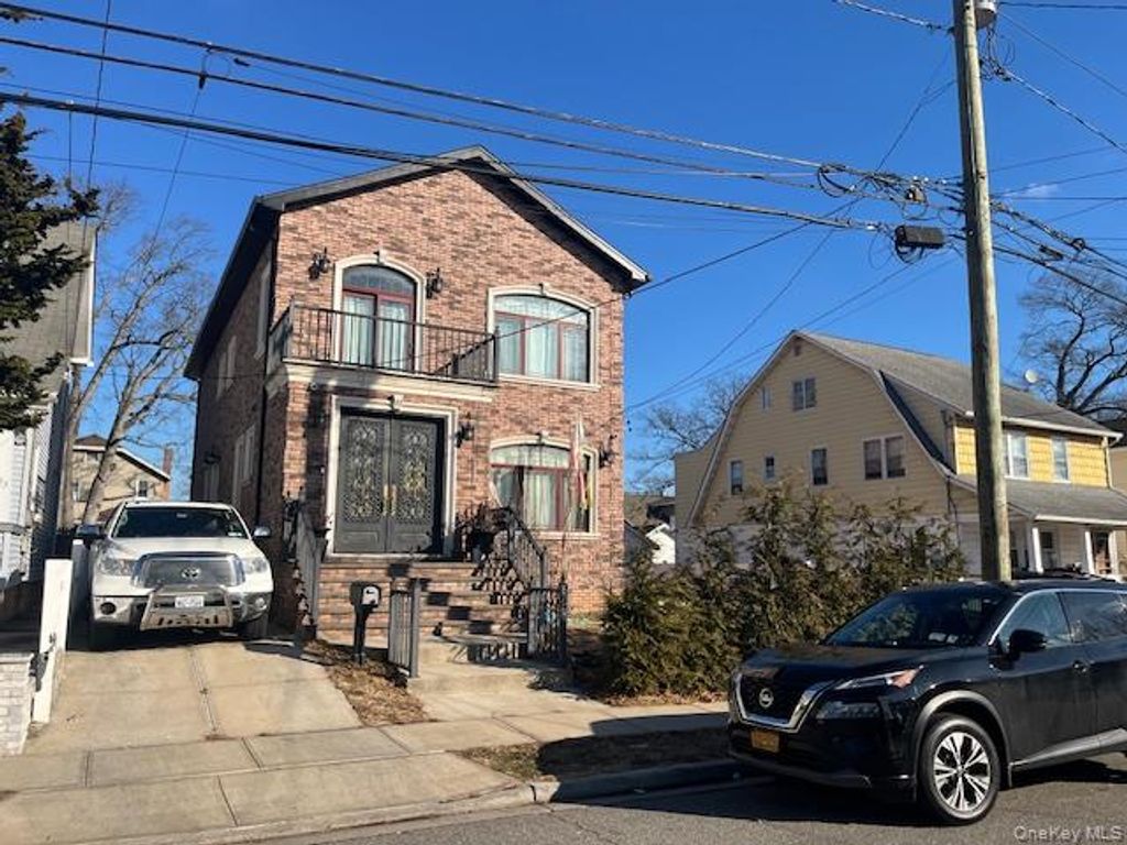 107 E Fairview Avenue, Valley Stream, NY 11580