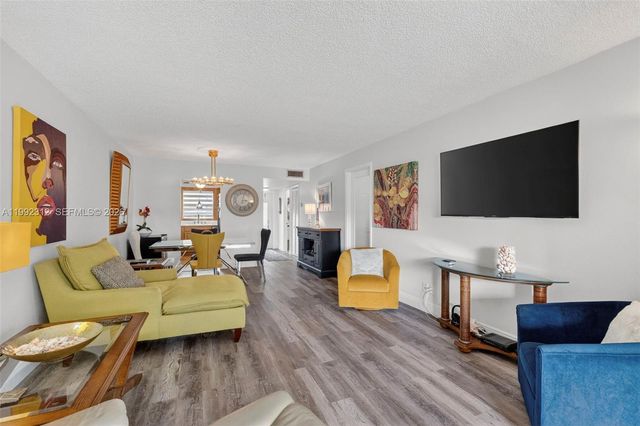 9821 Sunrise Lakes Boulevard 107, Sunrise, FL 33322