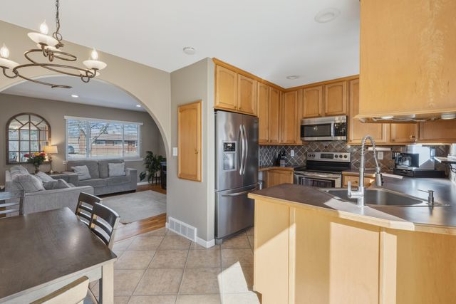 8860 Cherrylawn Drive, Sterling Heights, MI 48313