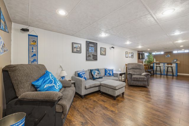 8860 Cherrylawn Drive, Sterling Heights, MI 48313