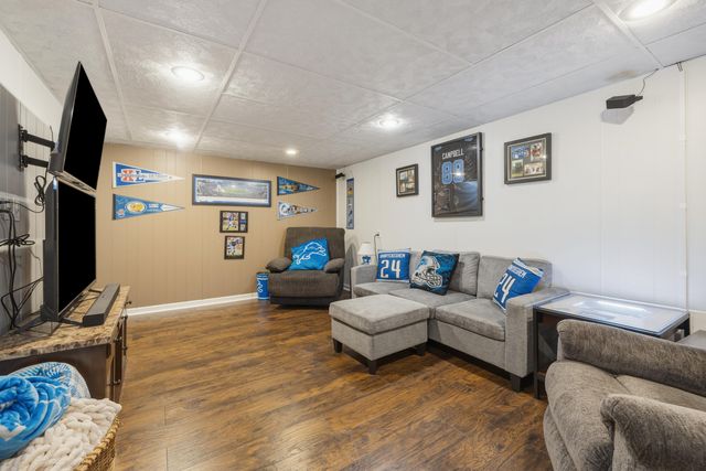 8860 Cherrylawn Drive, Sterling Heights, MI 48313