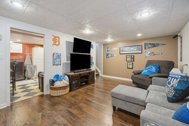 8860 Cherrylawn Drive, Sterling Heights, MI 48313