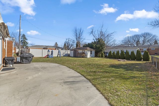 8860 Cherrylawn Drive, Sterling Heights, MI 48313