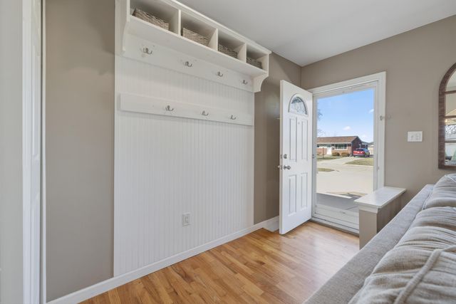 8860 Cherrylawn Drive, Sterling Heights, MI 48313