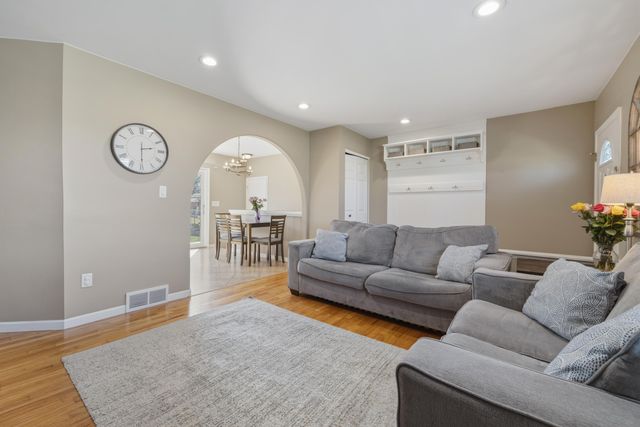 8860 Cherrylawn Drive, Sterling Heights, MI 48313