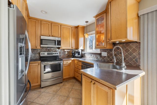 8860 Cherrylawn Drive, Sterling Heights, MI 48313