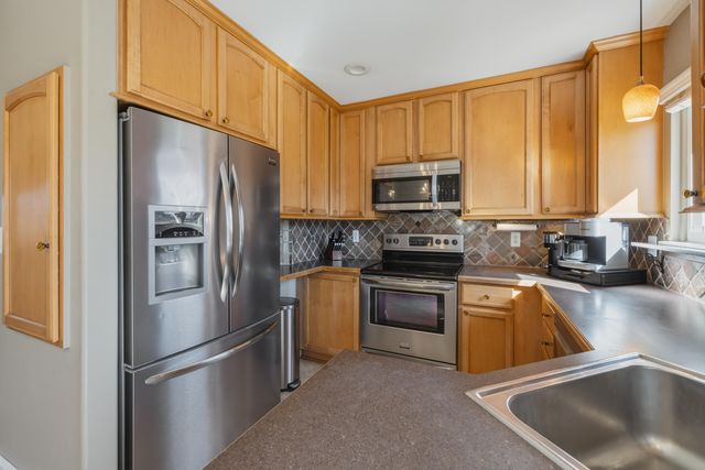 8860 Cherrylawn Drive, Sterling Heights, MI 48313