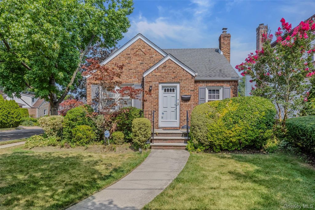 1218 Terrace Boulevard, New Hyde Park, NY 11040