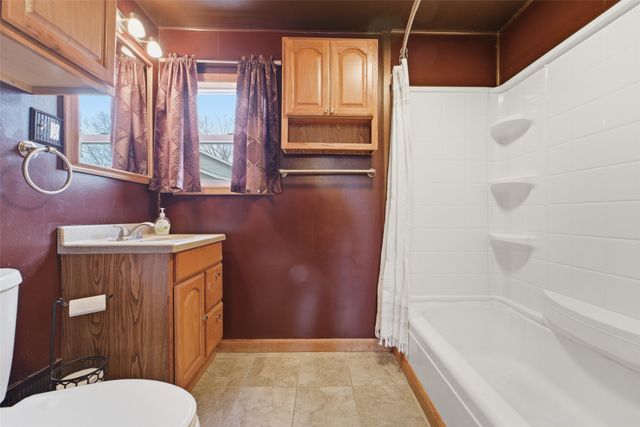 606 E 9th Street S, Newton, IA 50208