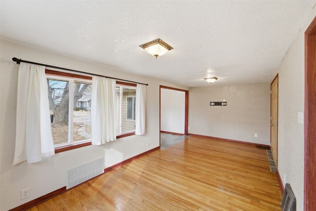 606 E 9th Street S, Newton, IA 50208