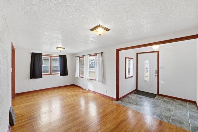 606 E 9th Street S, Newton, IA 50208