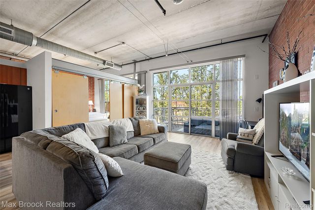 322 E HARRISON Avenue 18, Royal Oak, MI 48067