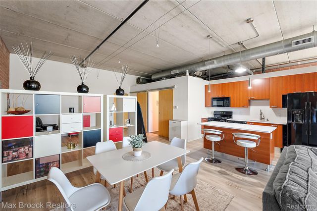 322 E HARRISON Avenue 18, Royal Oak, MI 48067