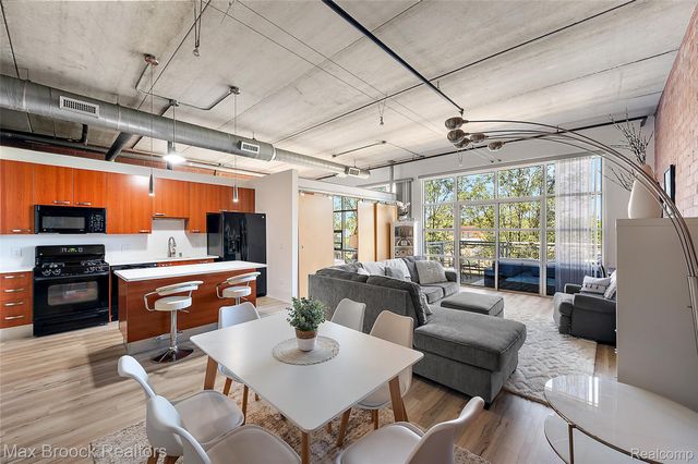 322 E HARRISON Avenue 18, Royal Oak, MI 48067