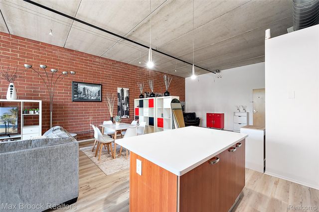 322 E HARRISON Avenue 18, Royal Oak, MI 48067