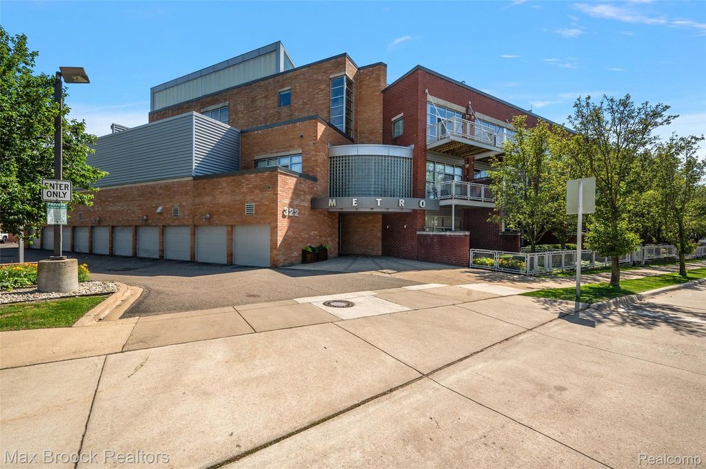 322 E HARRISON Avenue 18, Royal Oak, MI 48067