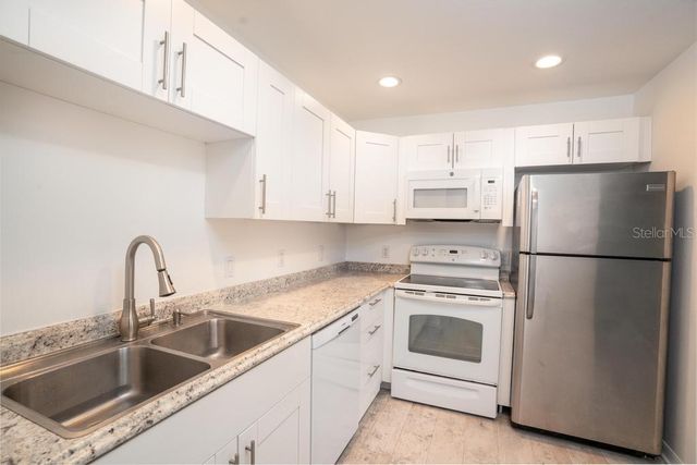 5503 FOUNTAIN LAKE CIRCLE 104, Bradenton, FL 34207