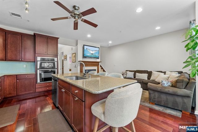 6 Creekside Court, Secaucus, NJ 07094