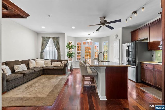 6 Creekside Court, Secaucus, NJ 07094