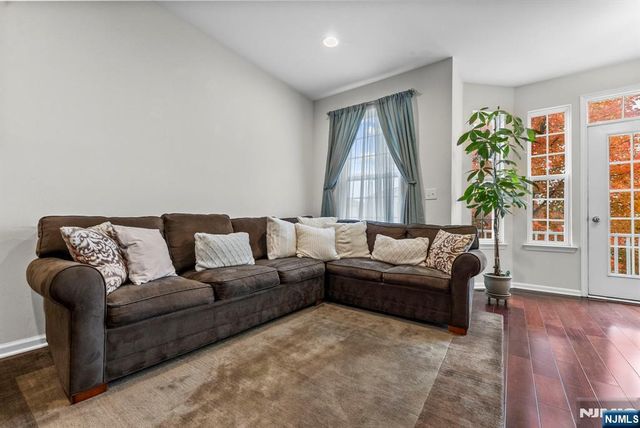 6 Creekside Court, Secaucus, NJ 07094