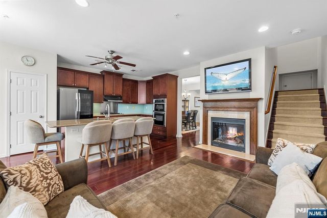 6 Creekside Court, Secaucus, NJ 07094