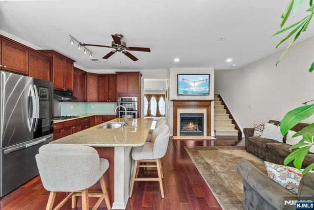 6 Creekside Court, Secaucus, NJ 07094