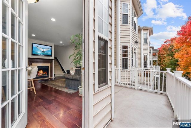 6 Creekside Court, Secaucus, NJ 07094