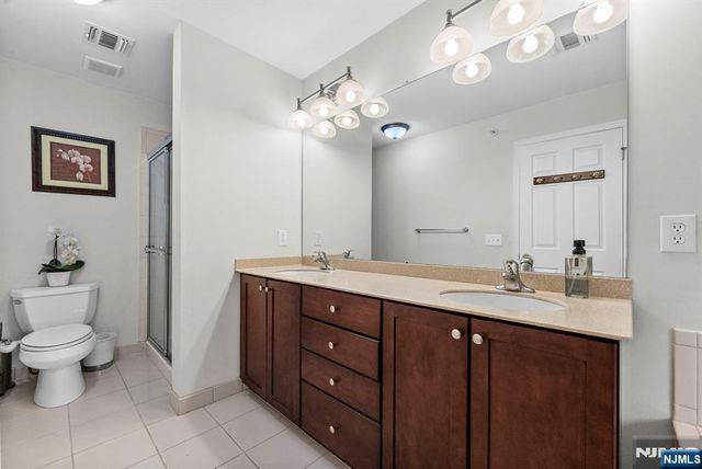 6 Creekside Court, Secaucus, NJ 07094