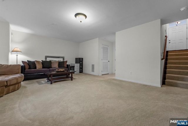 6 Creekside Court, Secaucus, NJ 07094