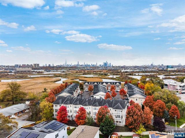 6 Creekside Court, Secaucus, NJ 07094