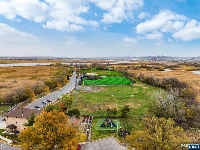 6 Creekside Court, Secaucus, NJ 07094