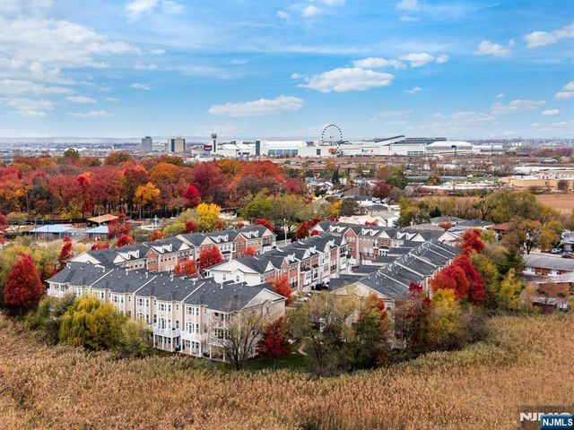 6 Creekside Court, Secaucus, NJ 07094