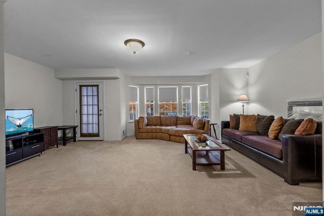 6 Creekside Court, Secaucus, NJ 07094