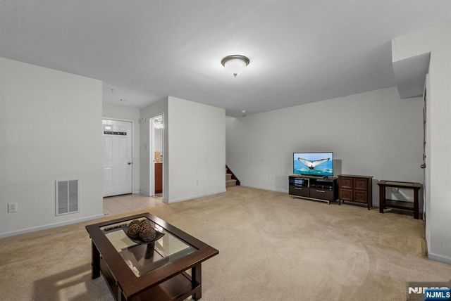 6 Creekside Court, Secaucus, NJ 07094