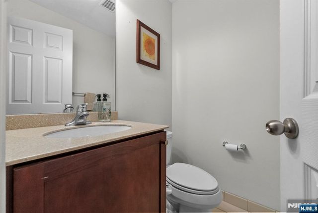 6 Creekside Court, Secaucus, NJ 07094