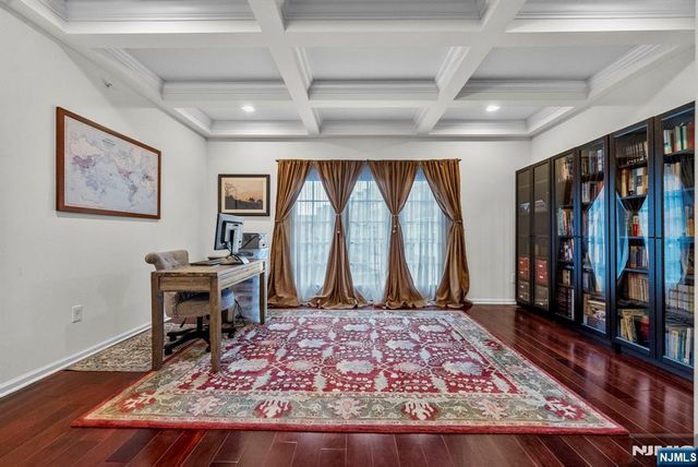 6 Creekside Court, Secaucus, NJ 07094